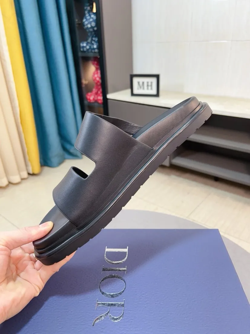Men's Men's Shoes 💰320🌸🌸Dior Aqua Men's Sandals Slippers. Showcasing Dior haute couture design. The Dior gray suede strap is accented with an aluminum Dior buckle for added style. Paired with a comfortable tonal notch sole, they pair easily with shorts or jeans for a sophisticated look. Main body: suede cow leather, technical fabric lining: cow leather, with adjustable straps, aluminum Dior buckle, Dior gray EVA insole, tonal notch rubber outsole splicing structure👌👌size: 38-44 (45.46 customized)